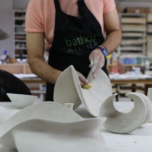 Artista modelando piezas cerámicas