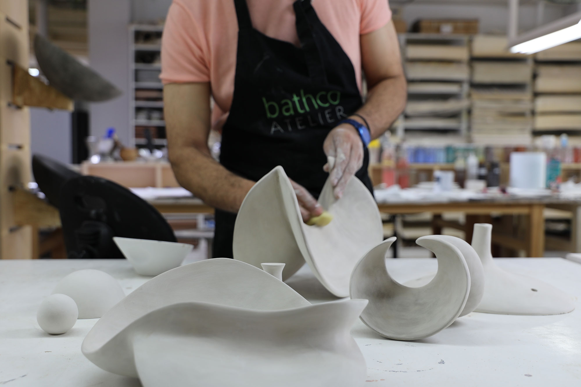 Artista modelando piezas cerámicas